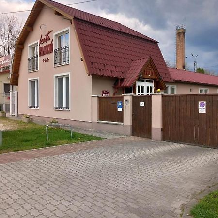Kata Panzio Hotel Oroszlany ภายนอก รูปภาพ