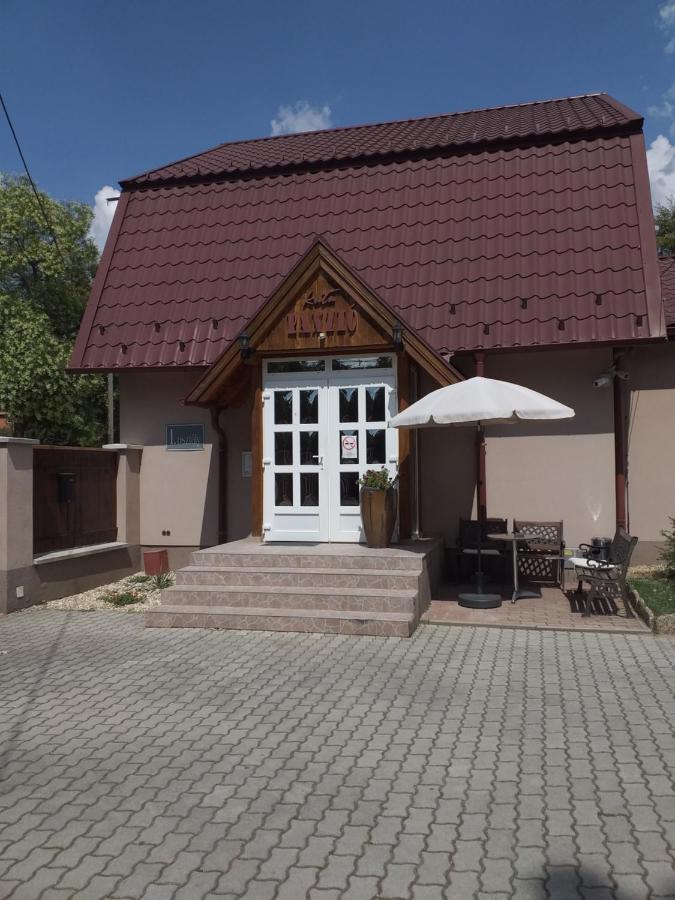 Kata Panzio Hotel Oroszlany ภายนอก รูปภาพ