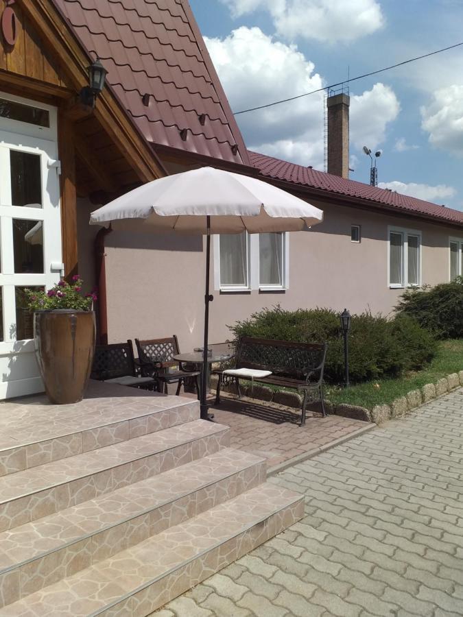 Kata Panzio Hotel Oroszlany ภายนอก รูปภาพ