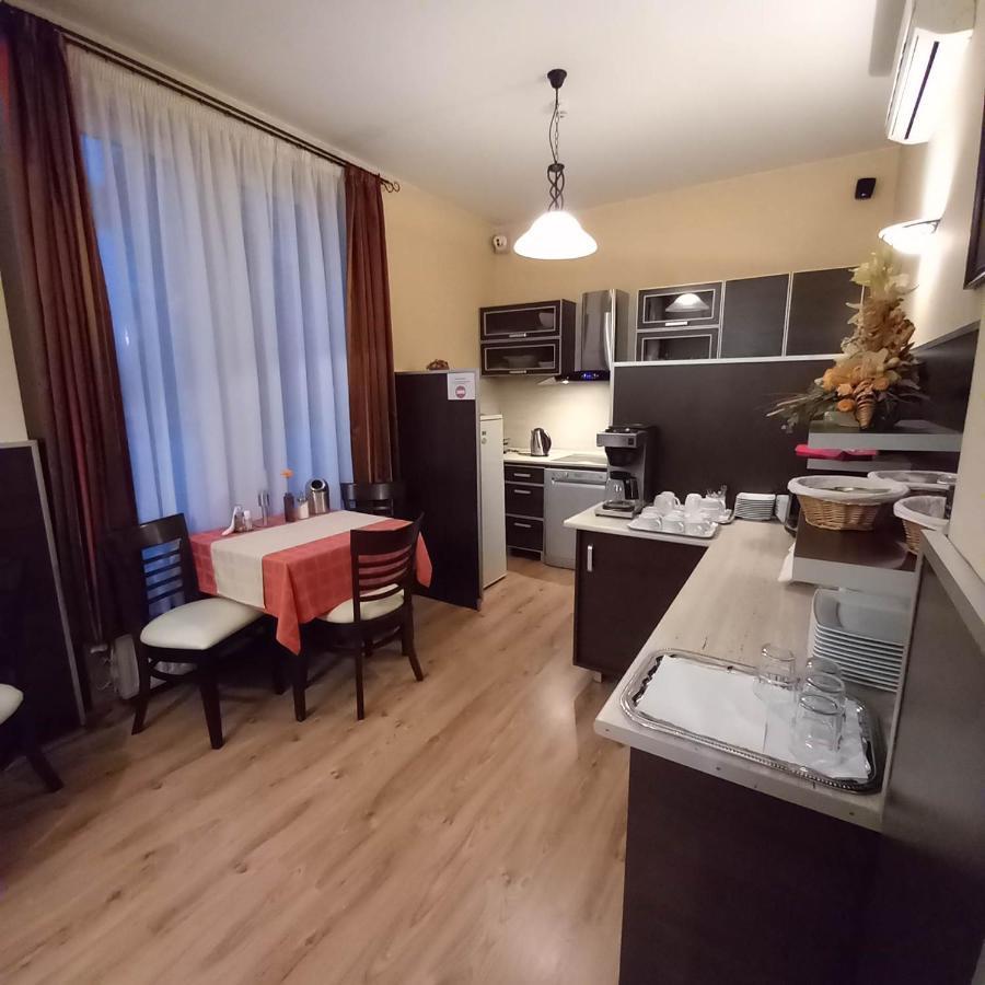 Kata Panzio Hotel Oroszlany ภายนอก รูปภาพ