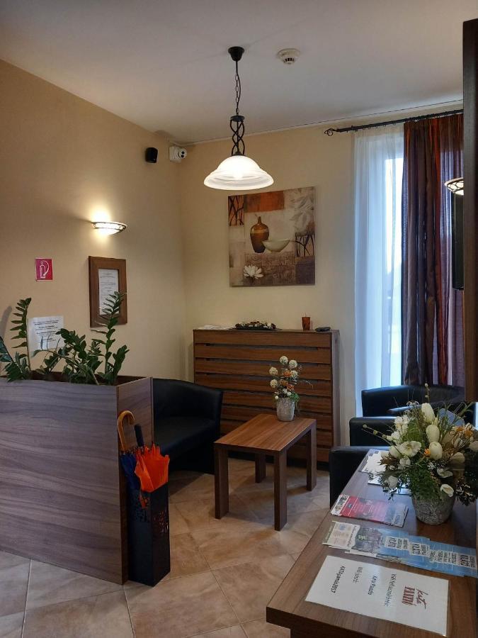 Kata Panzio Hotel Oroszlany ภายนอก รูปภาพ