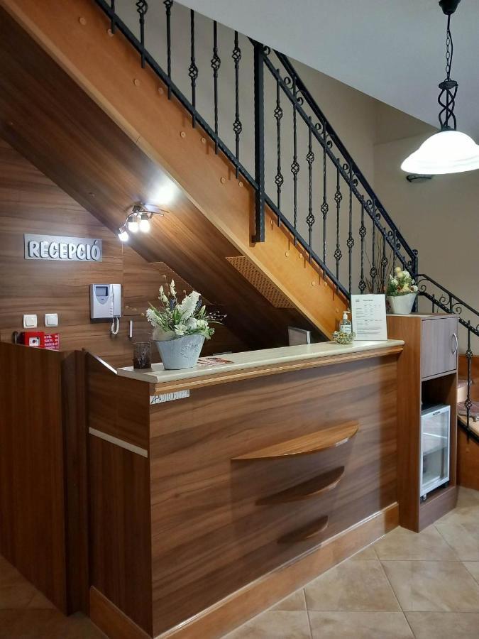 Kata Panzio Hotel Oroszlany ภายนอก รูปภาพ