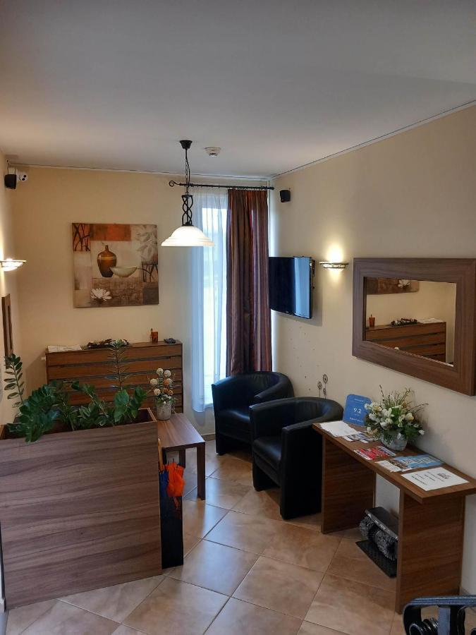 Kata Panzio Hotel Oroszlany ภายนอก รูปภาพ