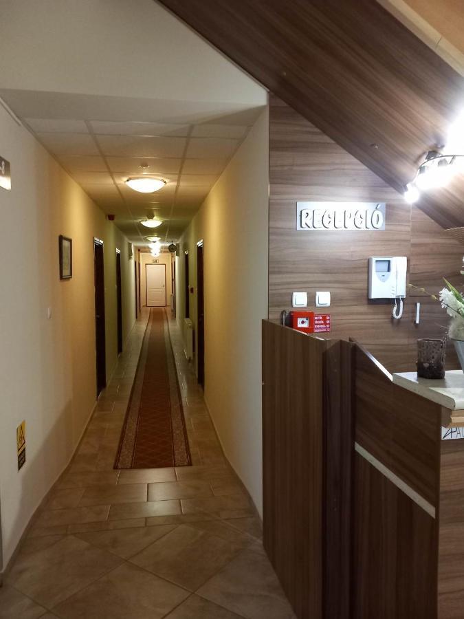 Kata Panzio Hotel Oroszlany ภายนอก รูปภาพ
