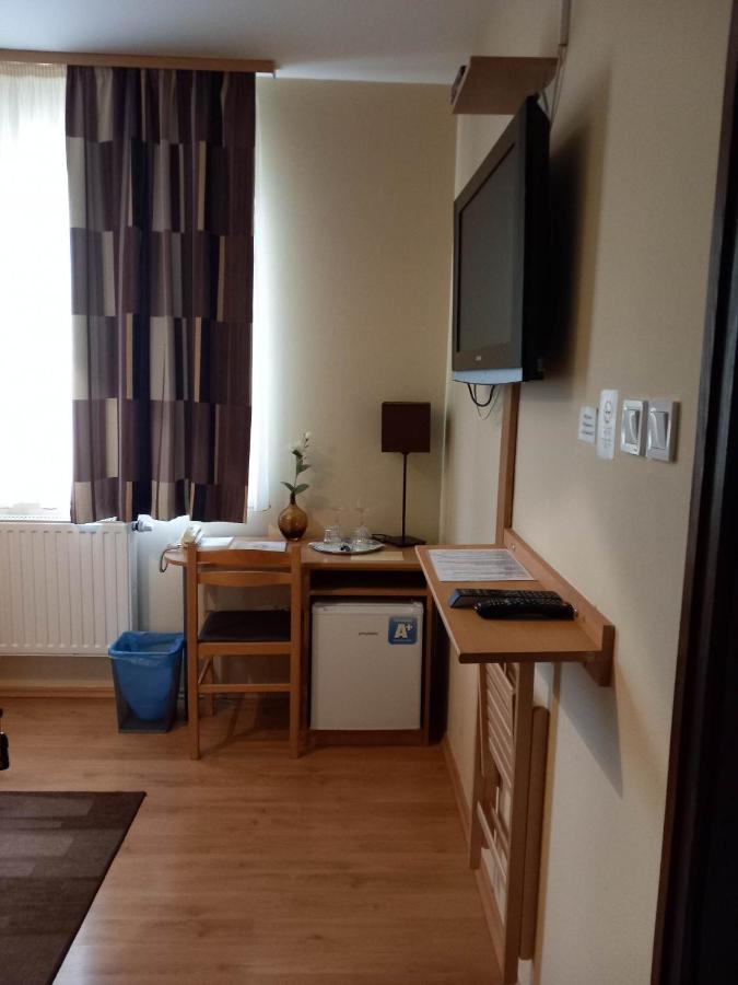 Kata Panzio Hotel Oroszlany ภายนอก รูปภาพ