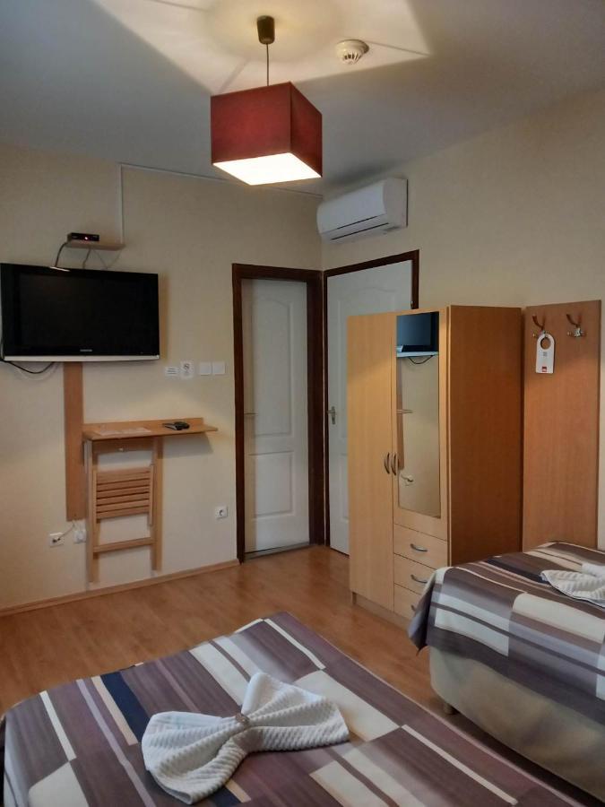 Kata Panzio Hotel Oroszlany ภายนอก รูปภาพ