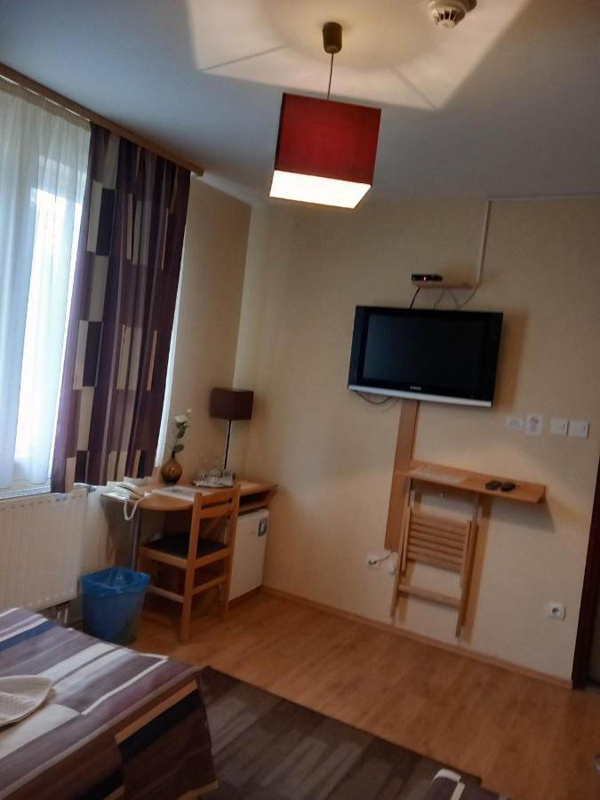 Kata Panzio Hotel Oroszlany ภายนอก รูปภาพ