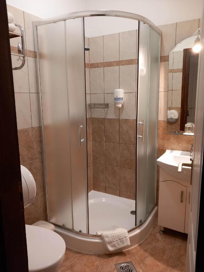 Kata Panzio Hotel Oroszlany ภายนอก รูปภาพ