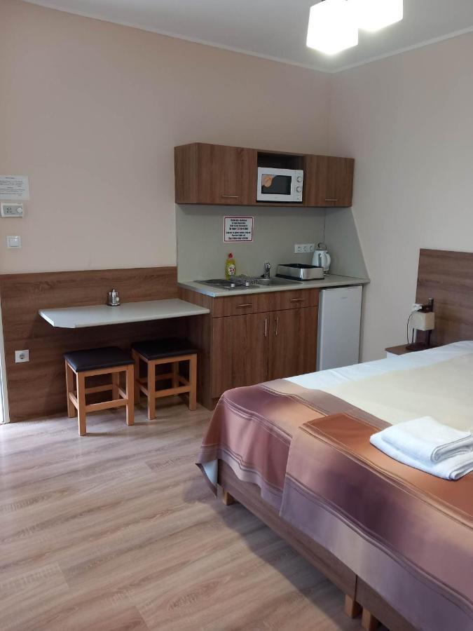 Kata Panzio Hotel Oroszlany ภายนอก รูปภาพ