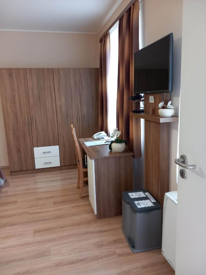 Kata Panzio Hotel Oroszlany ภายนอก รูปภาพ