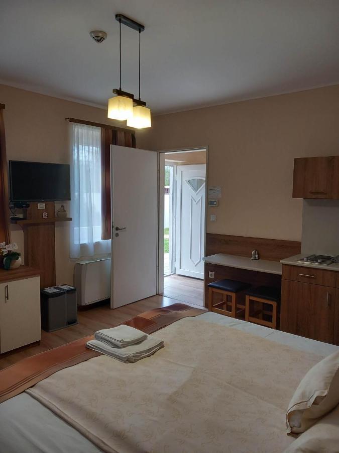 Kata Panzio Hotel Oroszlany ภายนอก รูปภาพ