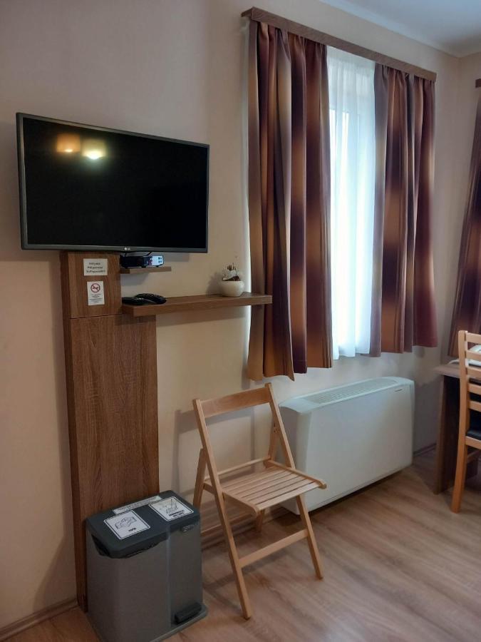 Kata Panzio Hotel Oroszlany ภายนอก รูปภาพ