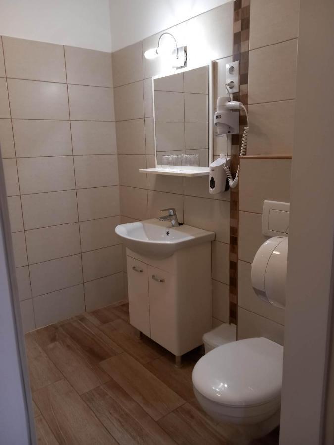 Kata Panzio Hotel Oroszlany ภายนอก รูปภาพ