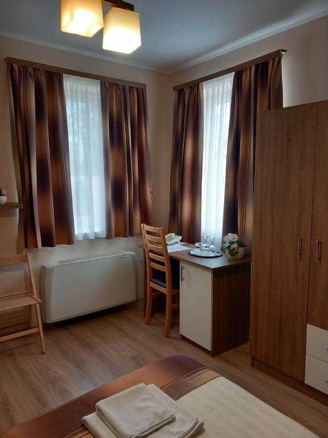 Kata Panzio Hotel Oroszlany ภายนอก รูปภาพ