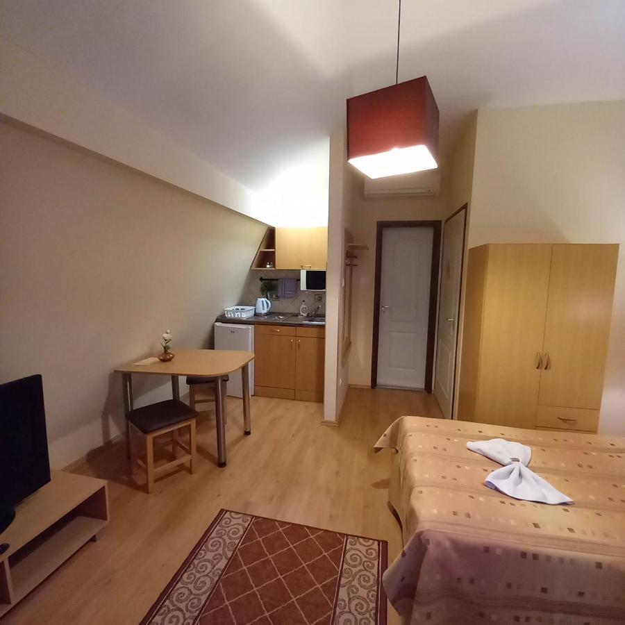 Kata Panzio Hotel Oroszlany ภายนอก รูปภาพ