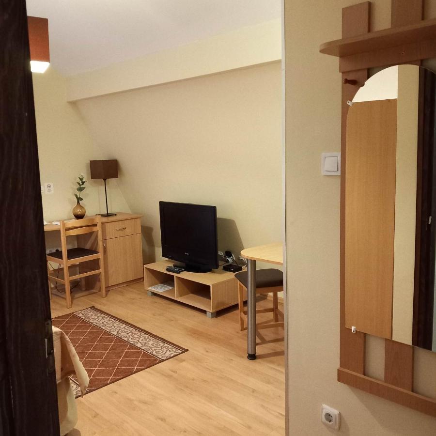 Kata Panzio Hotel Oroszlany ภายนอก รูปภาพ