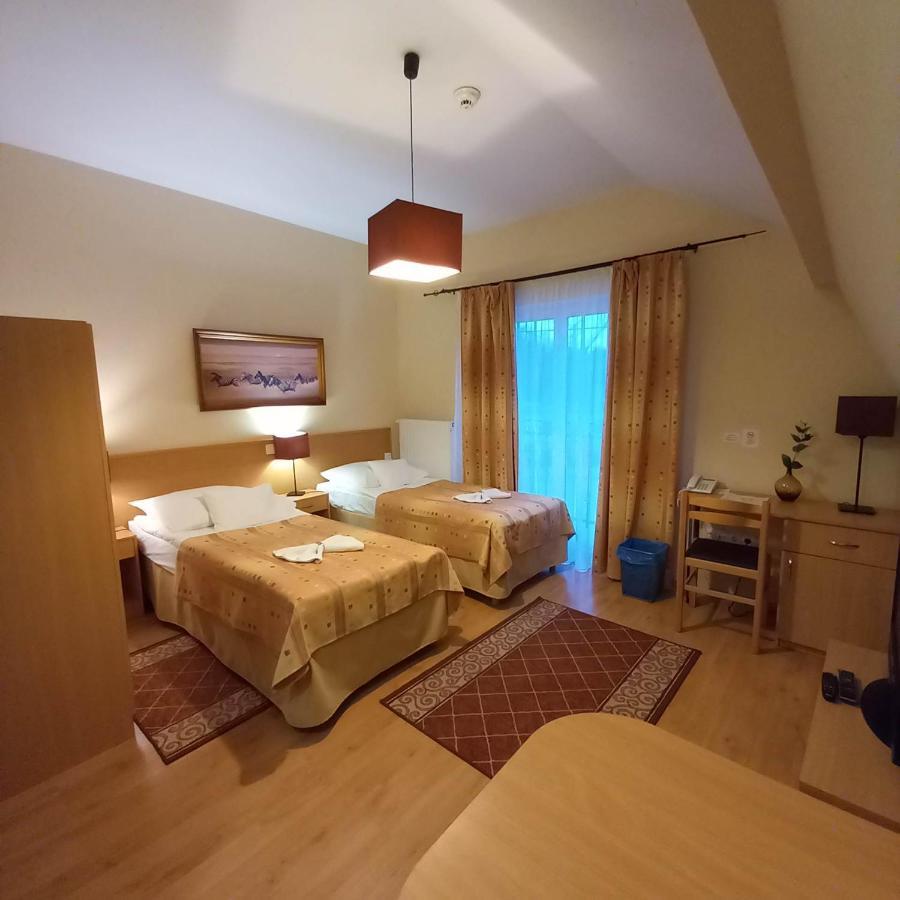 Kata Panzio Hotel Oroszlany ภายนอก รูปภาพ