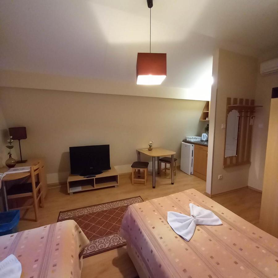 Kata Panzio Hotel Oroszlany ภายนอก รูปภาพ