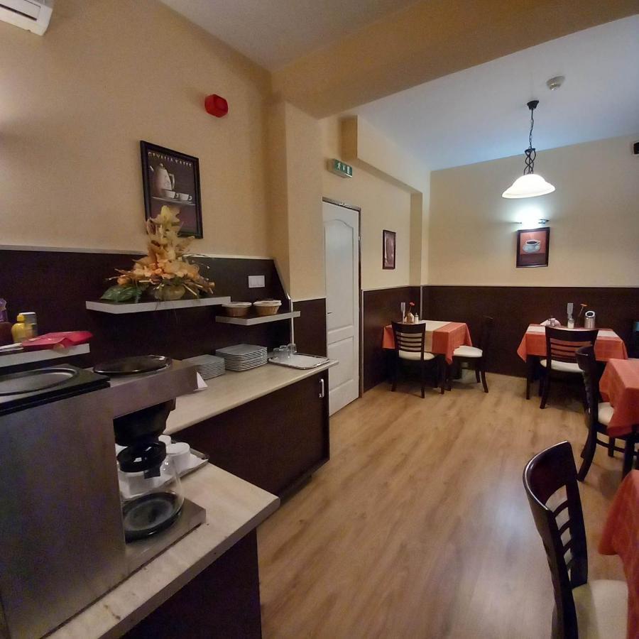 Kata Panzio Hotel Oroszlany ภายนอก รูปภาพ