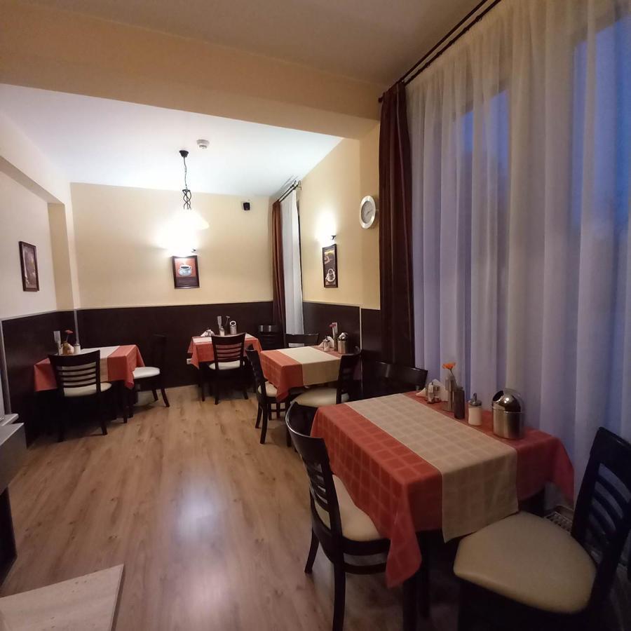 Kata Panzio Hotel Oroszlany ภายนอก รูปภาพ
