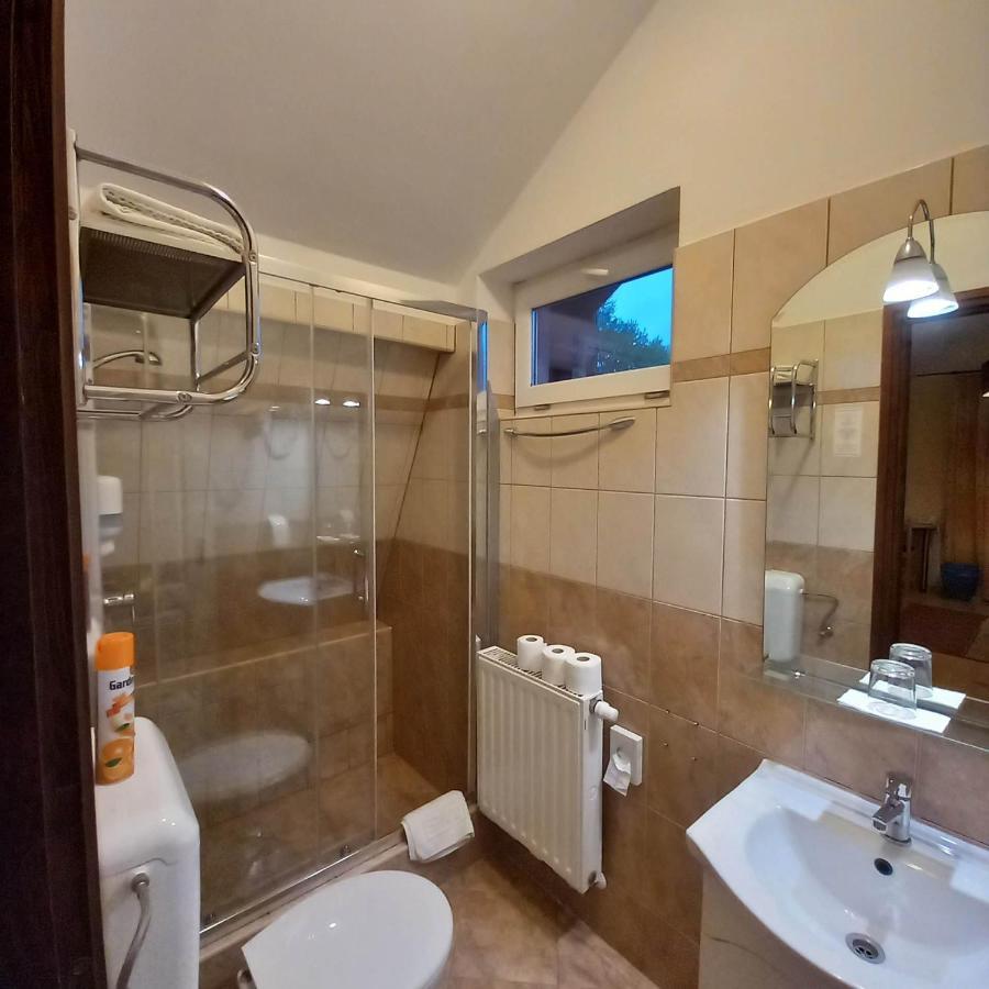 Kata Panzio Hotel Oroszlany ภายนอก รูปภาพ